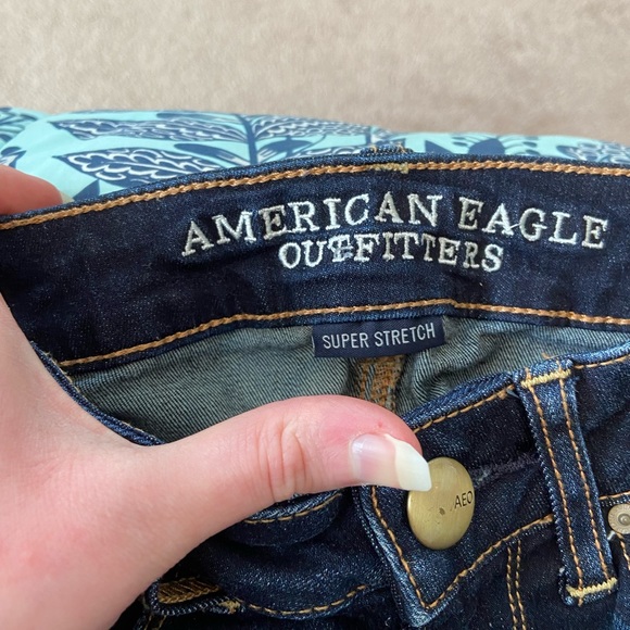 Dark wash size 2 American Eagle skinny jeans - Picture 3 of 4
